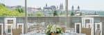 Salón de eventos con mesas preparadas y vistas panorámicas
