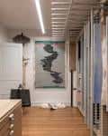 Área de exposición o pasillo de la Galería Vilaseco con una obra de arte abstracta