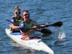 Dos piragüistas en un kayak doble en el agua