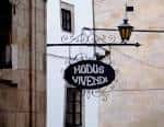 Detalle del cartel de hierro forjado 'Modus Vivendi' en la fachada