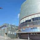 Vista exterior del Palacio de Congresos con fachada curva de cristal