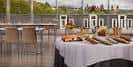 Área de comedor o sala de eventos con mesas y buffet
