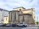 Vista lateral de la Iglesia de San Francisco de Asís con vehículos aparcados