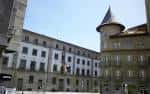 Fachada de la Audiencia Provincial de Pontevedra y edificio adyacente con torreón
