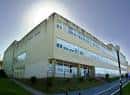 Edificio de la Facultad de Ciencias de la Comunicación con una perspectiva angular y luz brillante