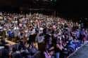 Público numeroso en un auditorio durante un evento