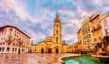 Plaza de la Catedral de Oviedo con reflejos en el suelo y edificios circundantes