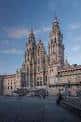 Vista lateral de la Catedral de Santiago de Compostela al atardecer