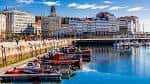 Dársena de la Marina con barcos y paseo marítimo animado