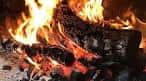 Brasas encendidas en el asador, indicando la cocina tradicional