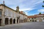 Panorámica de la Praza da Pedreira con el Pazo de Mugartegui bajo cielo azul
