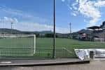 Vista del campo de fútbol desde el interior, mostrando el césped y las porterías