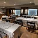 Salón principal del restaurante con mesas dispuestas para el servicio
