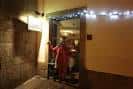 Entrada iluminada de Cafe Camalea por la noche