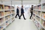 Interior moderno de la Biblioteca Pública con estanterías y visitantes
