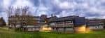 Vista panorámica del exterior de un edificio moderno del campus universitario