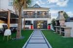 Casa con jardín y zona de barbacoa, ideal para eventos al aire libre.