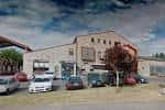 Fachada principal del Recinto Ferial de Ferrol con vehículos aparcados