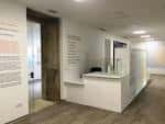 Zona de recepción moderna de la Oficina de Acogida al Peregrino con paneles informativos