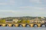 Vista panorámica del Puente del Burgo con el paisaje urbano y montañoso