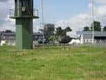 Vista de la torre de control y un helicóptero en el Aeródromo Militar de Santiago