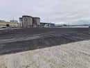 Amplia explanada del Muelle de Batería con edificios al fondo