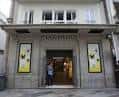 Vista frontal de la fachada moderna del Cine París en A Coruña