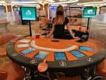 Crupier en una mesa de juego electrónica en el Casino de Vigo