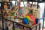 Estanterías con productos educativos y juguetes en el interior de Mapis