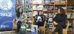 Presentación de autoras en la Libraría Paz con público y estanterías de fondo