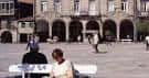 Personas disfrutando de la Plaza de A Ferraría bajo los soportales