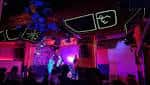 Interior de la Sala Filomatic con iluminación de evento y público.