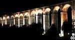 Viaducto de A Chanca iluminado por la noche, creando una atmósfera especial.