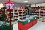 Interior de la Oficina Municipal de Información al Consumidor con estanterías y decoración festiva
