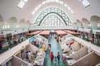Vista panorámica del interior del Mercado de San Agustín con sus arcos y actividad