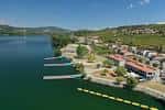Panorámica aérea del Parque Náutico de Castrelo de Miño, mostrando edificios y muelles