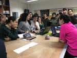 Sala de reuniones o taller del IES Urbano Lugrís con grupo de trabajo
