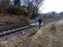 Sendero junto a vías de tren en la Pista de Barbaín