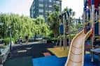 Zona de juegos infantiles en la Plaza de Salvador de Madariaga