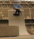 Skater realizando un truco en una rampa interior de la Escola Canteiros en Pontevedra.