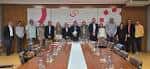 Grupo de empresarios posando en una sala de reuniones con mesa larga
