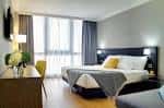 Habitación de hotel con cama doble y ventanal