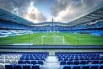 Interior del Estadio de Riazor con el campo de fútbol y las gradas azules