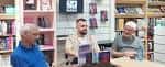 Presentación de libro con autores en el interior de la librería