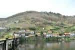 Vista panorámica de la Aldea de Belesar con el río y el puente