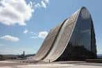 Vista exterior del Museo Centro Gaiás con su arquitectura distintiva y plaza adyacente