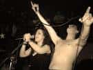 Dos artistas actuando en el escenario del club
