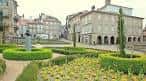 Jardines ornamentales en el centro de la Praza da Inmaculada con edificios históricos