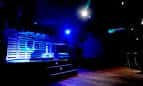Escenario de La Fábrica de Chocolate Club iluminado con luces azules