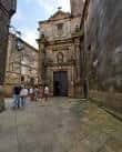 Callejón de acceso a la iglesia con la fachada principal y visitantes